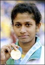 Beenamol displays her gold medal from the 800 metres