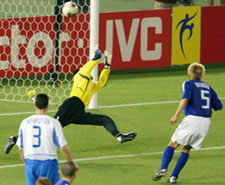 Junichi Inamoto (R) beats Russia's goalkeeper Ruslan Nigmatullin 